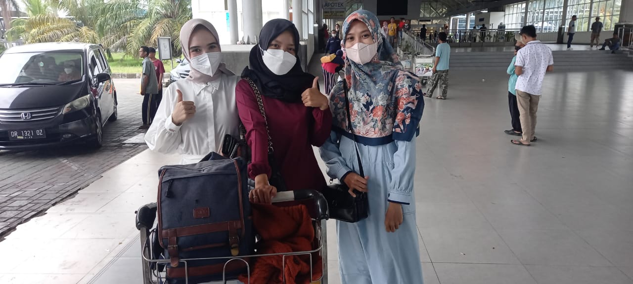 2 Dua CPNS PA Selong Disambut di Bandara
